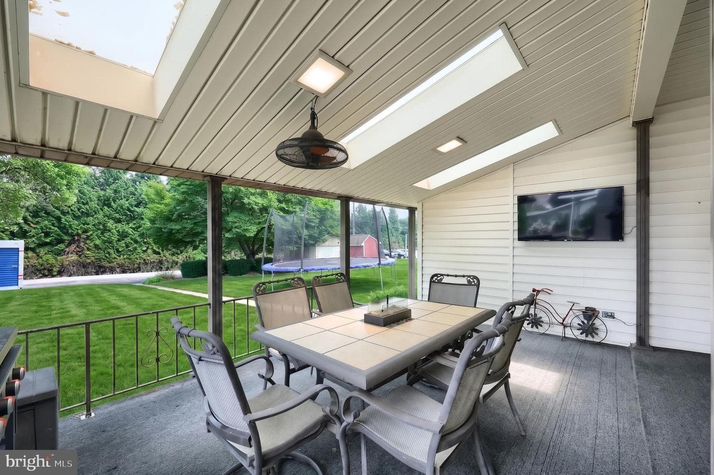 2421 S Queen Street photo 12