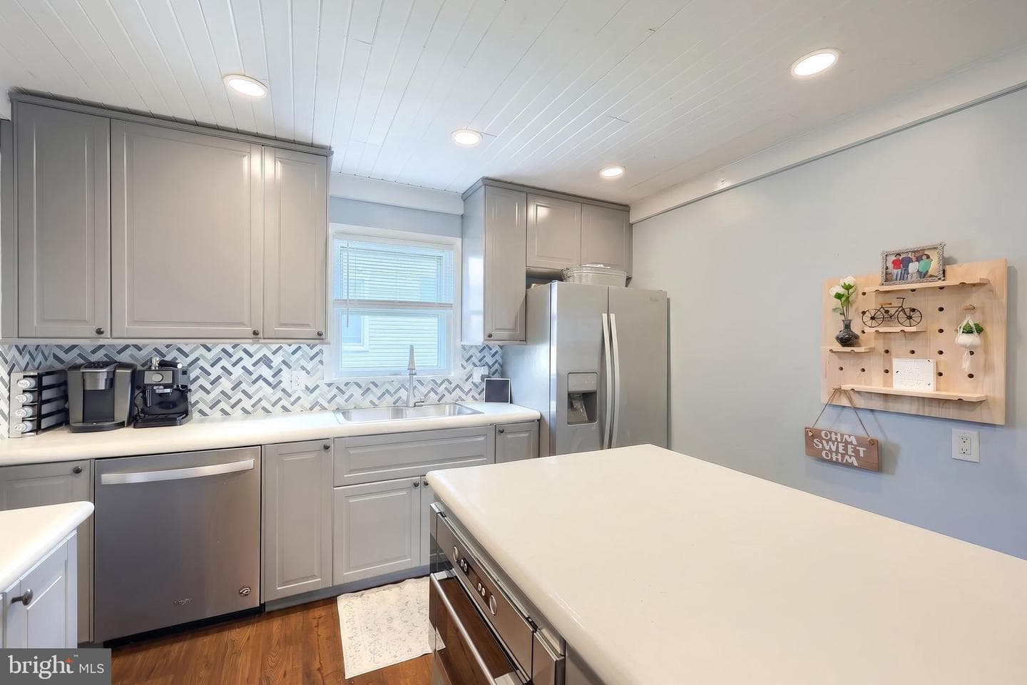 2421 S Queen Street photo 20