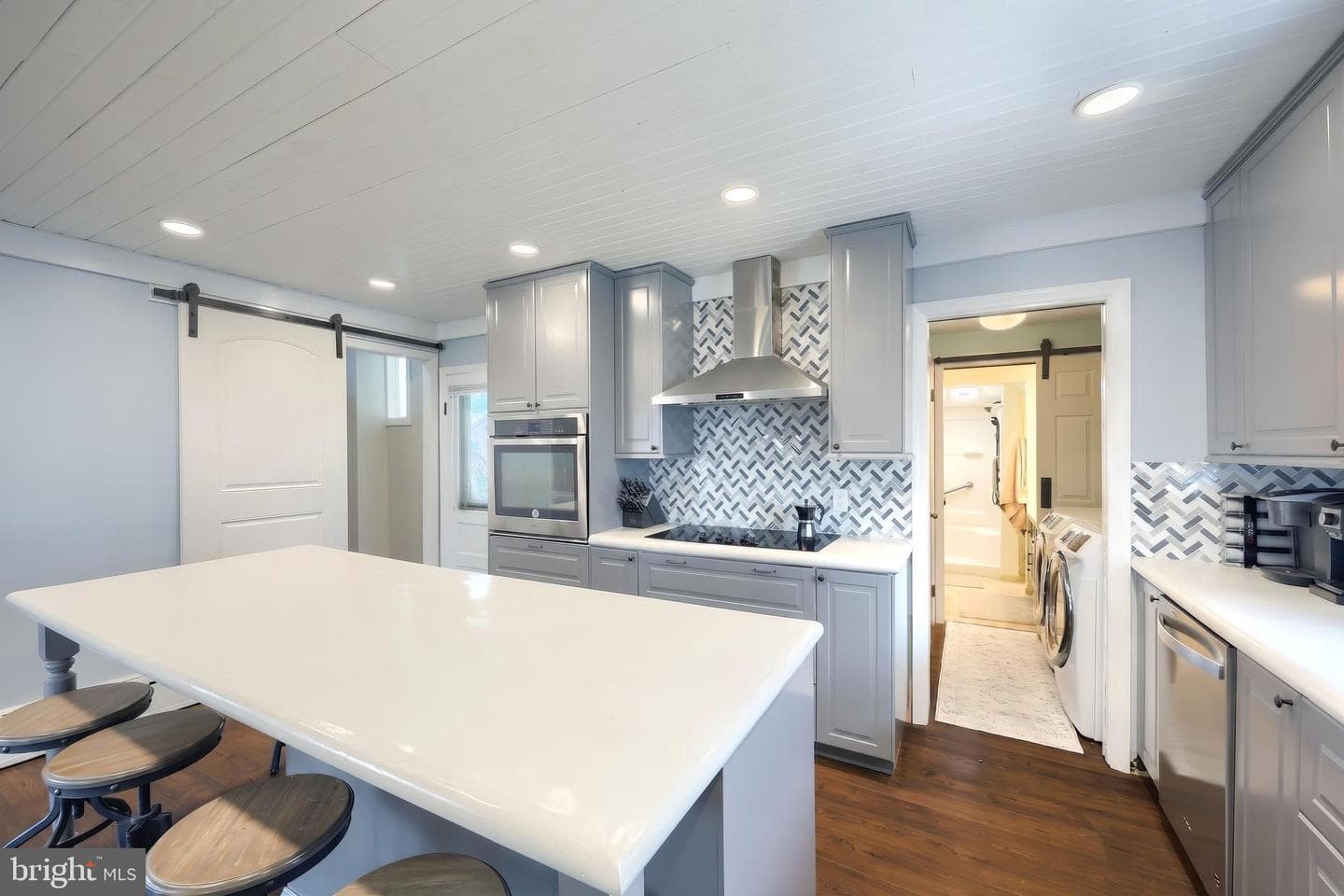 2421 S Queen Street photo 21