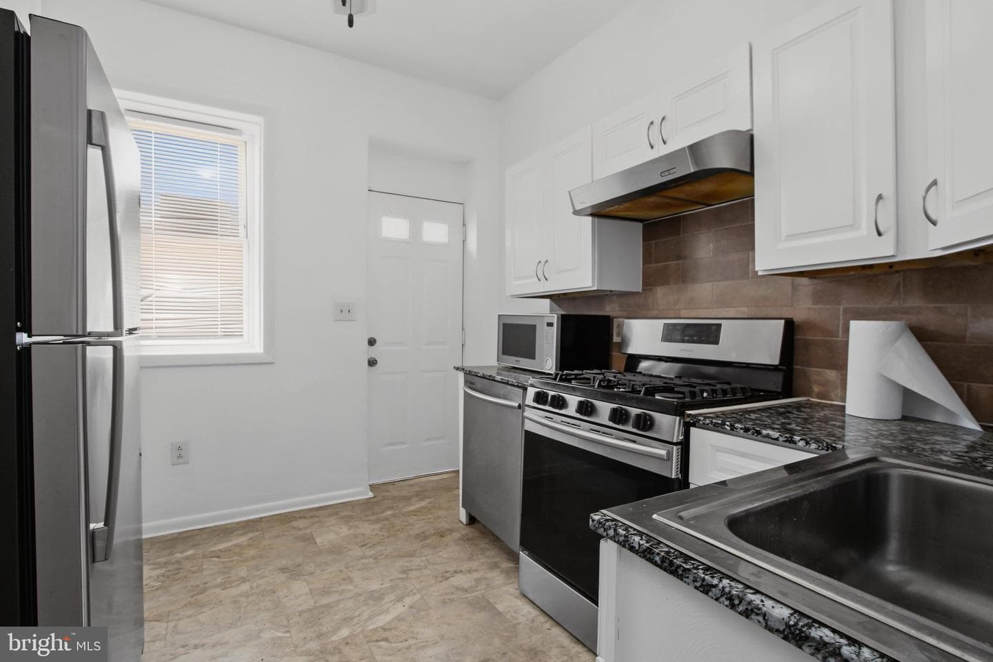 460 S Pershing Avenue photo 12