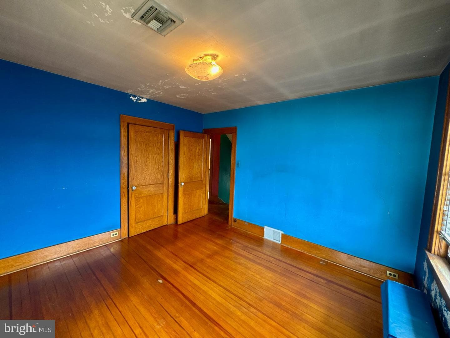 990 E Philadelphia Street photo 29