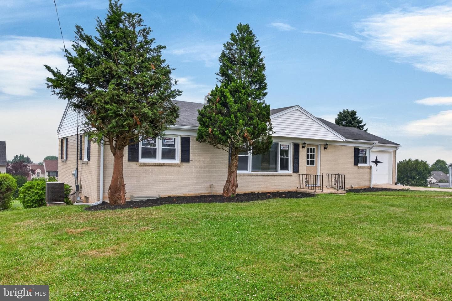 385 Manor Road photo 3