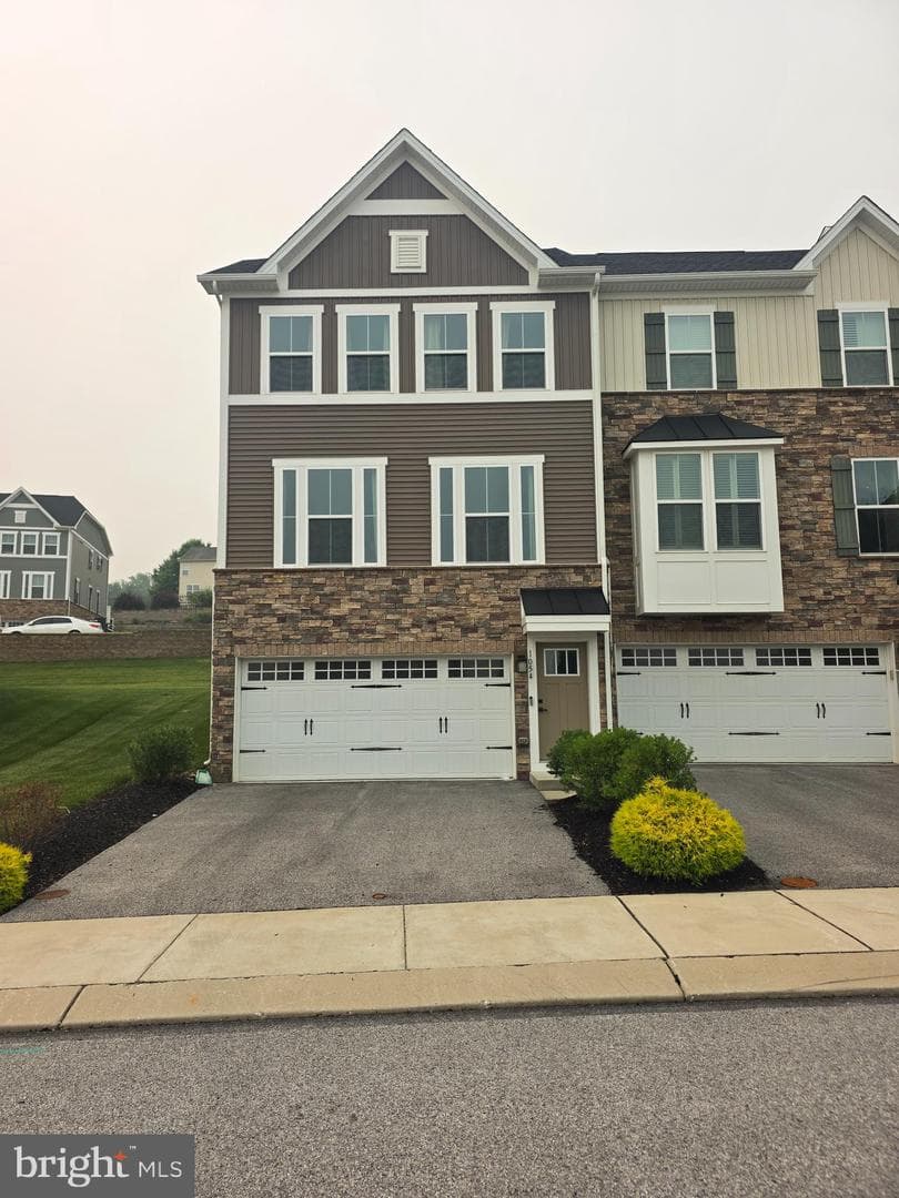 1054 Rosecroft Lane #24