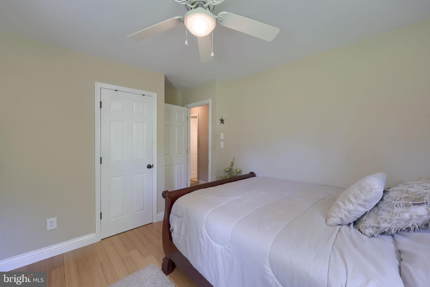 888 Country Lane photo 23