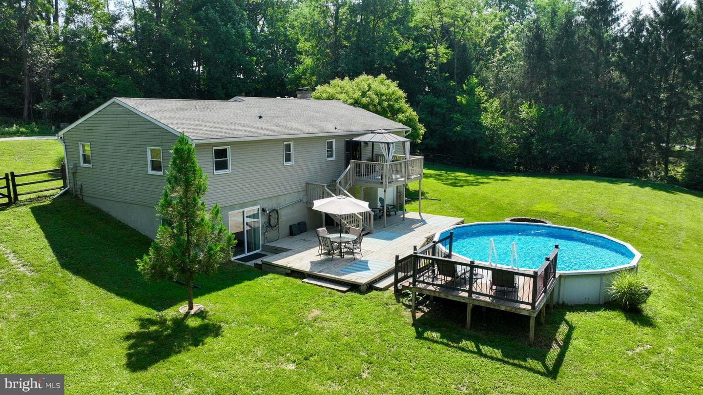 888 Country Lane photo 4