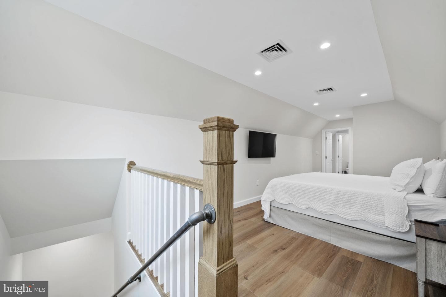 6887 Blenheim Road photo 26