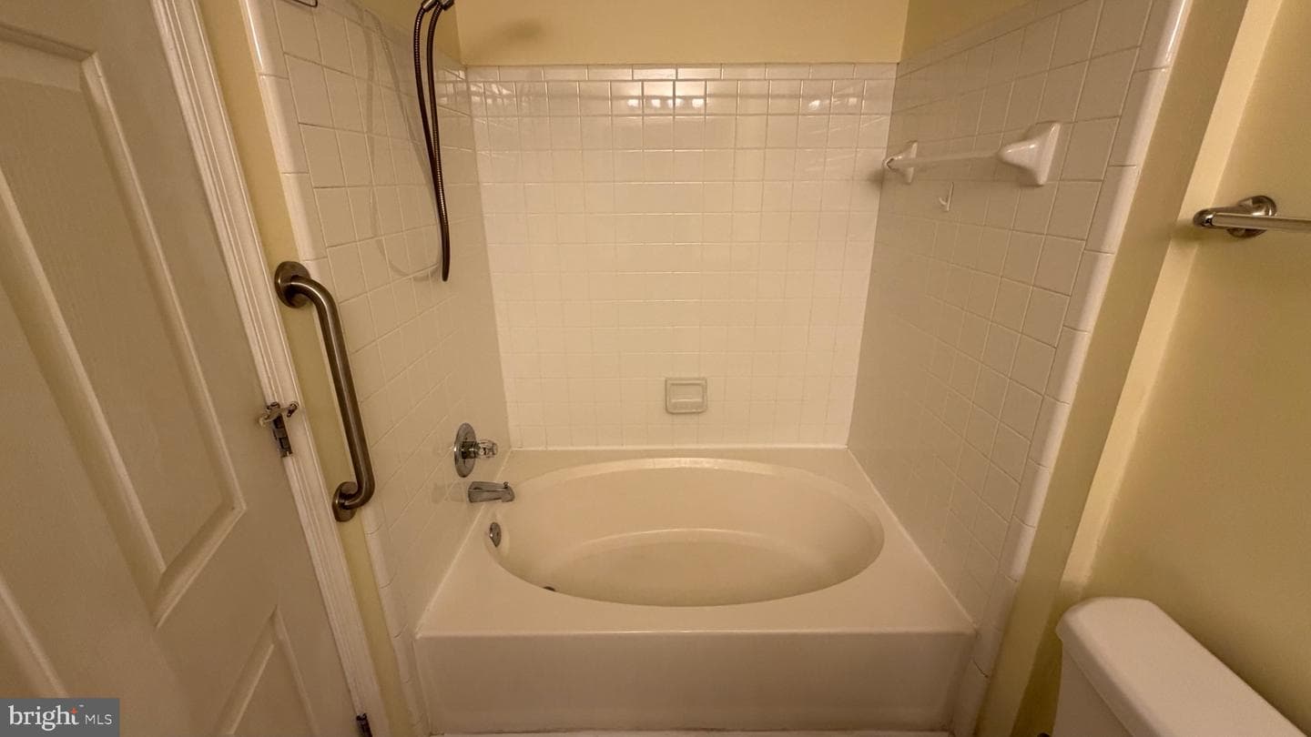 300 Riverbend Drive #1e photo 13