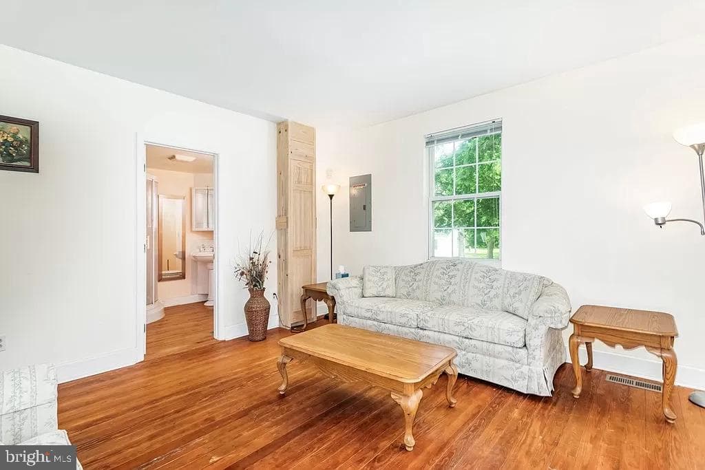 24171 Adelaide St photo 10