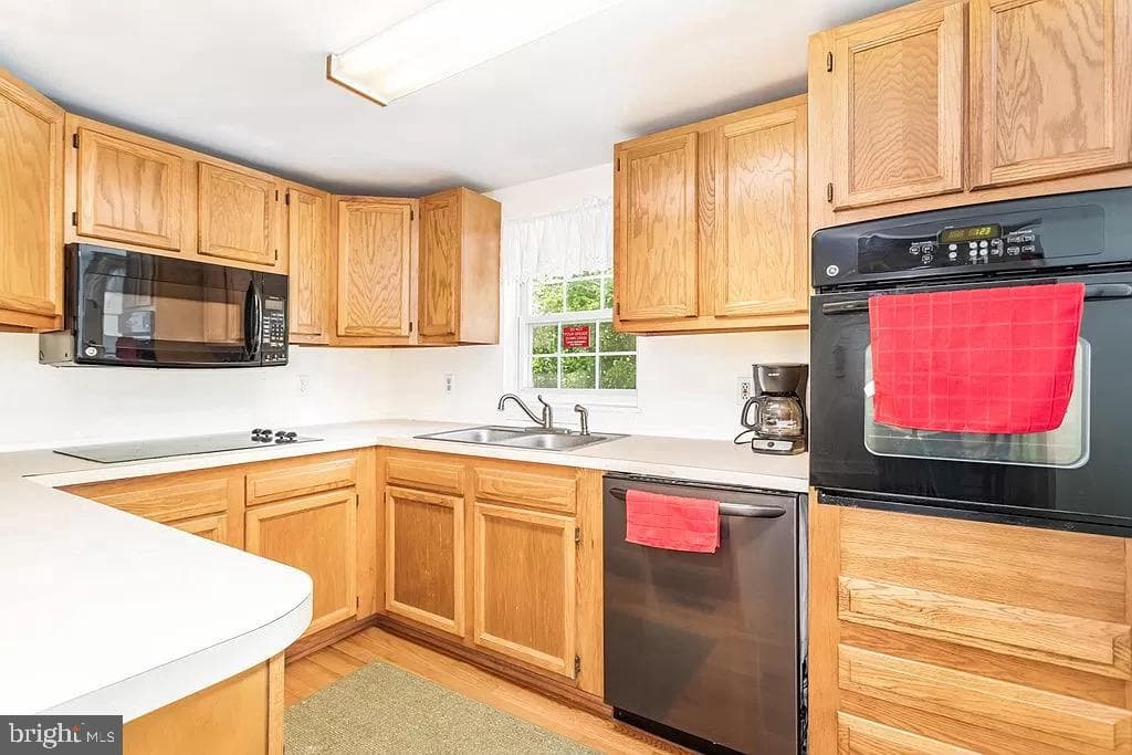 24171 Adelaide St photo 24