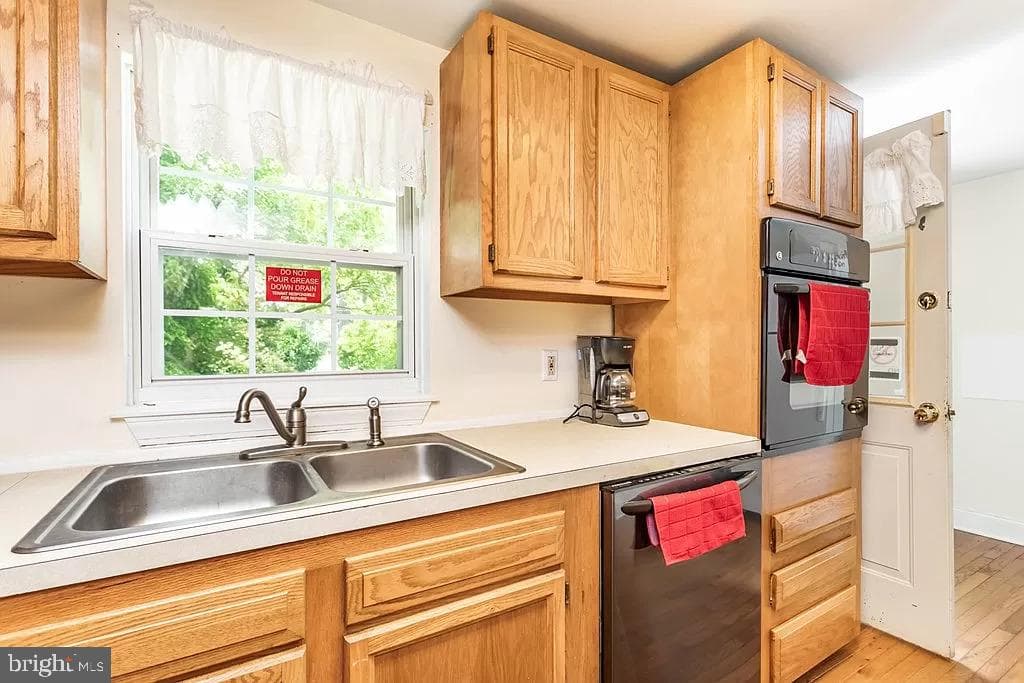 24171 Adelaide St photo 26
