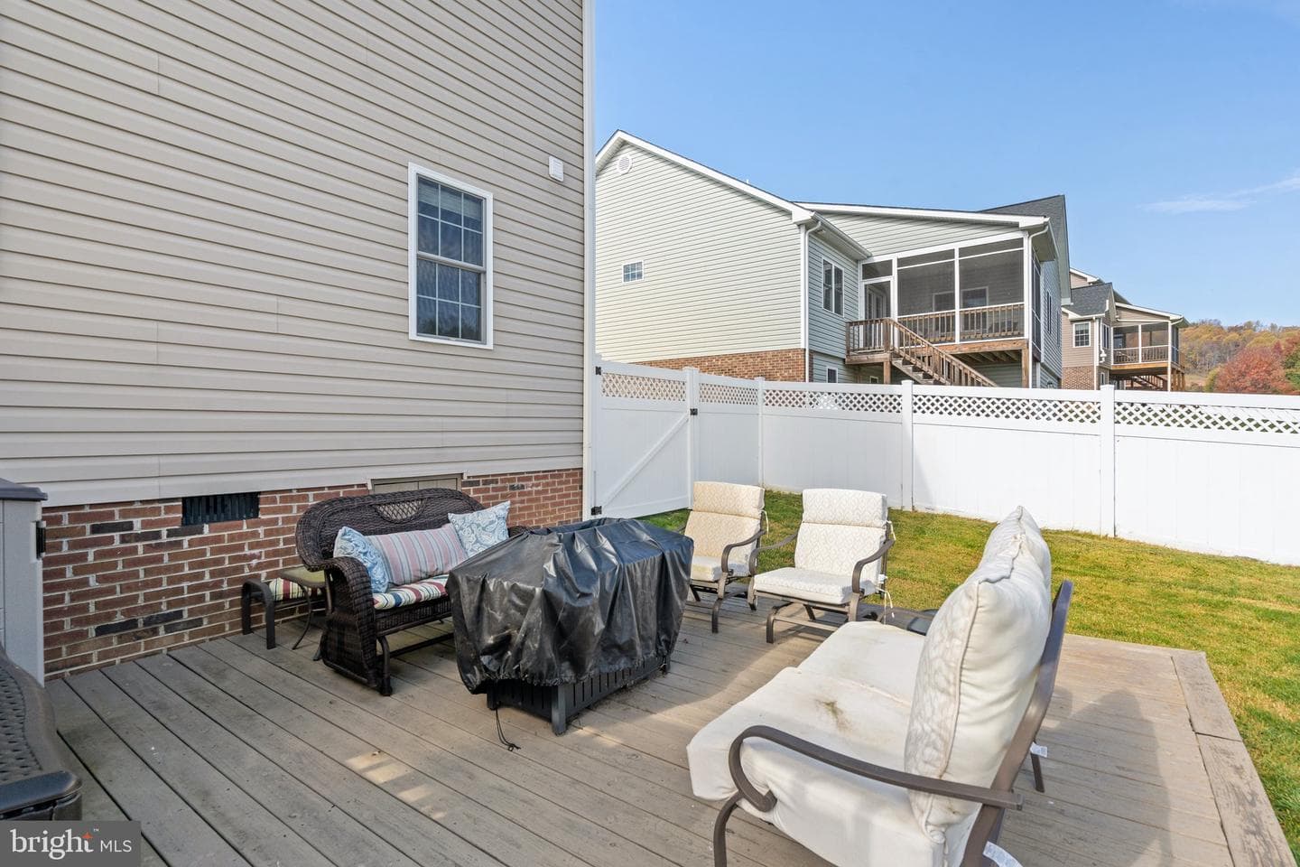 25 Riverhead Drive photo 44