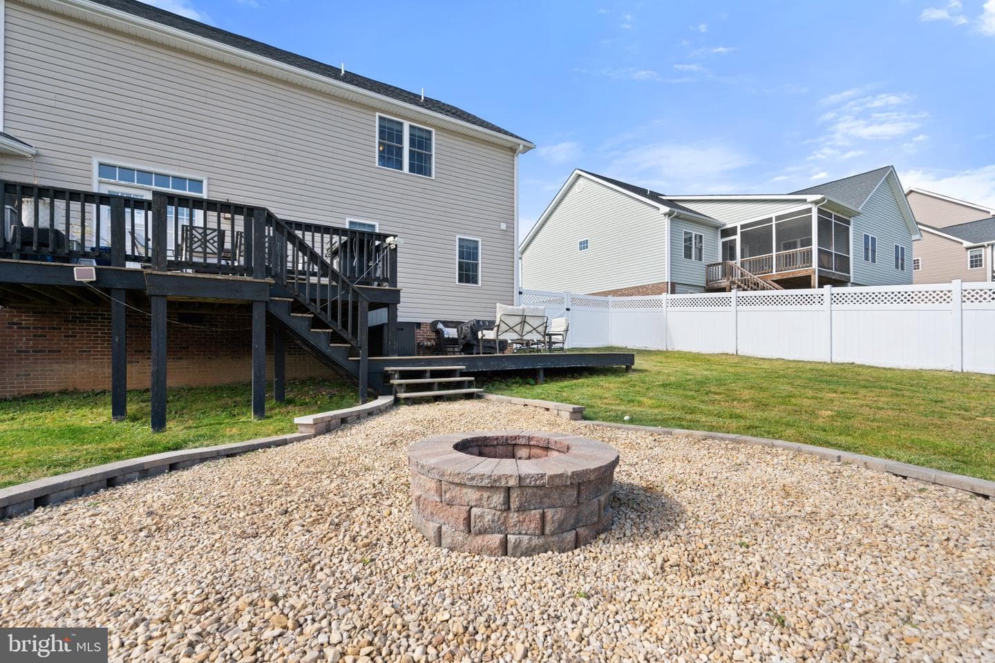 25 Riverhead Drive photo 46