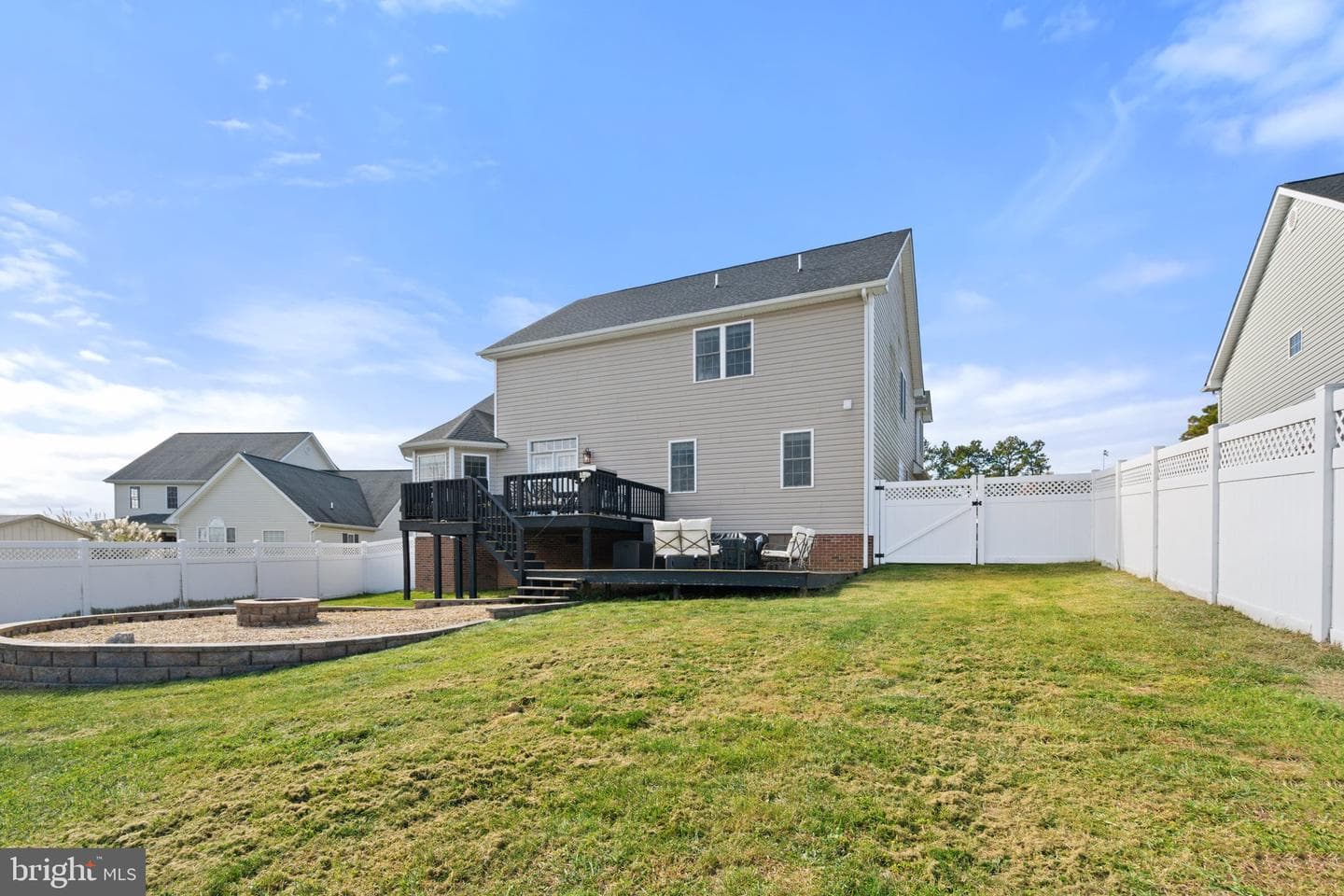 25 Riverhead Drive photo 49
