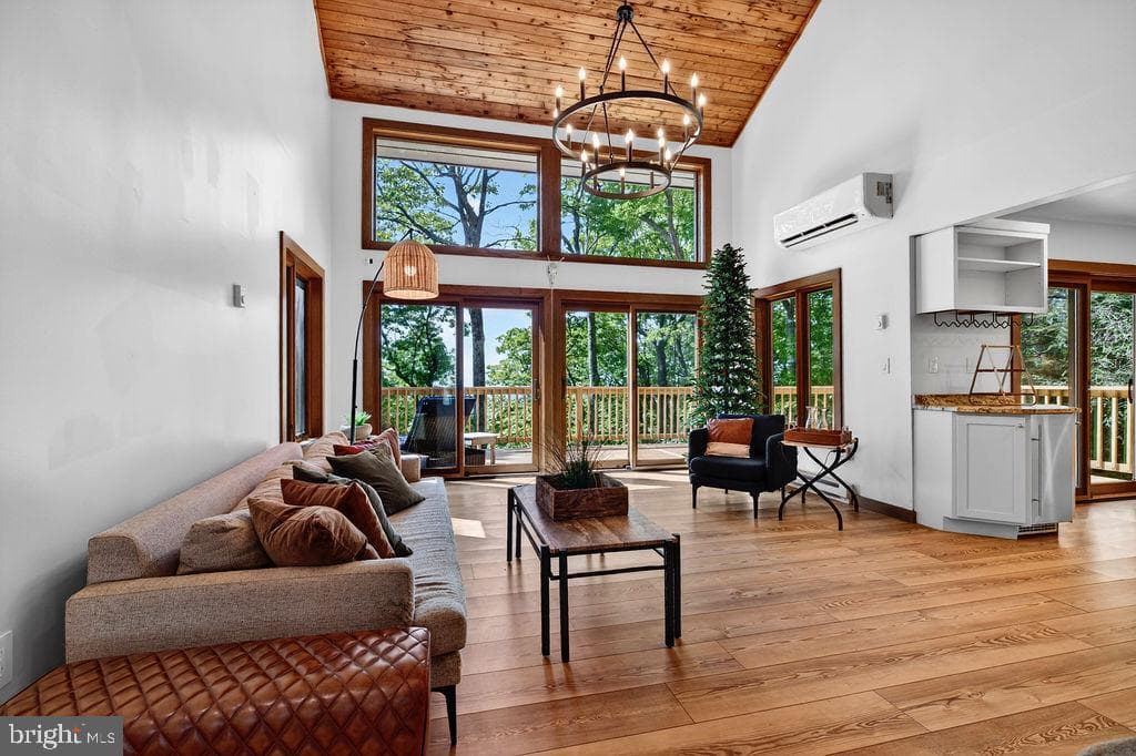 198 Hemlock Drive photo 3