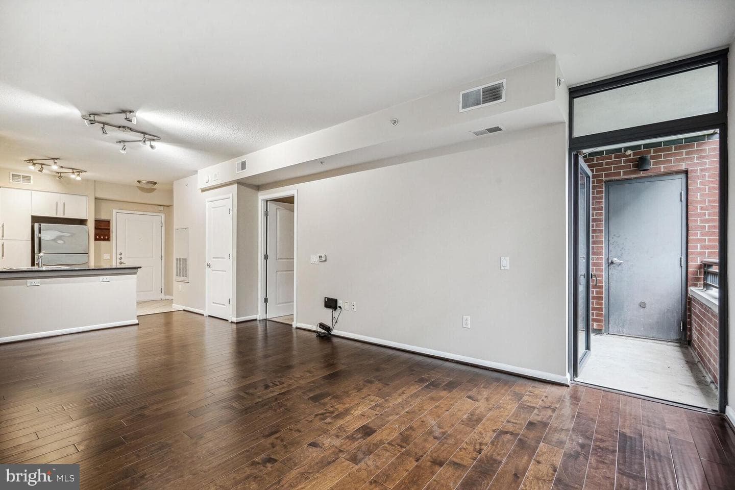 1021 N Garfield Street #320 photo 3
