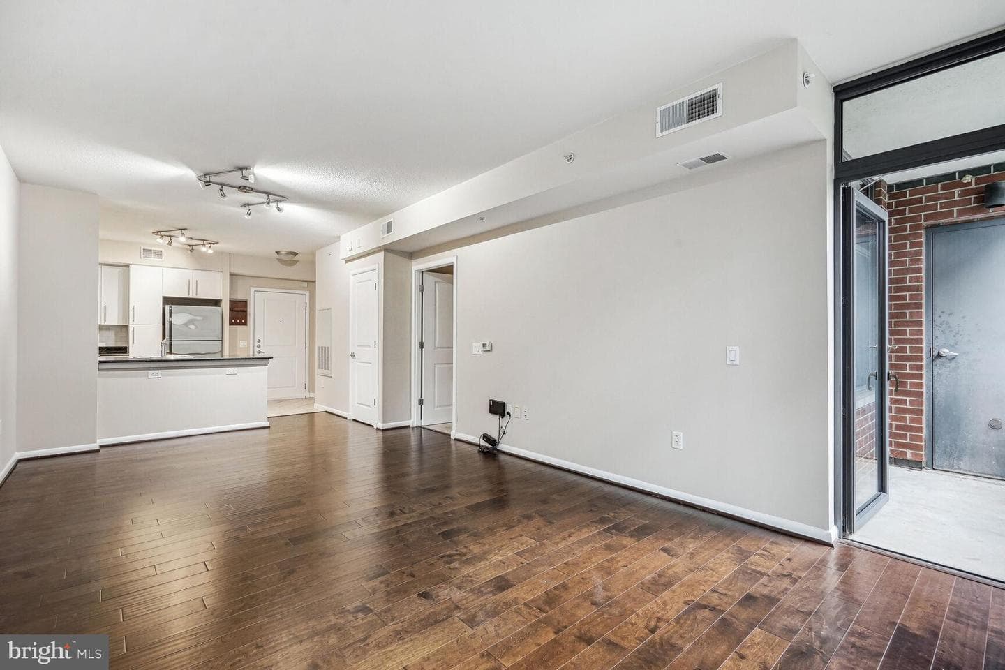 1021 N Garfield Street #320 photo 4