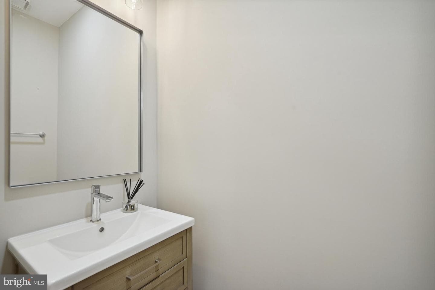1504 N Colonial Court photo 5