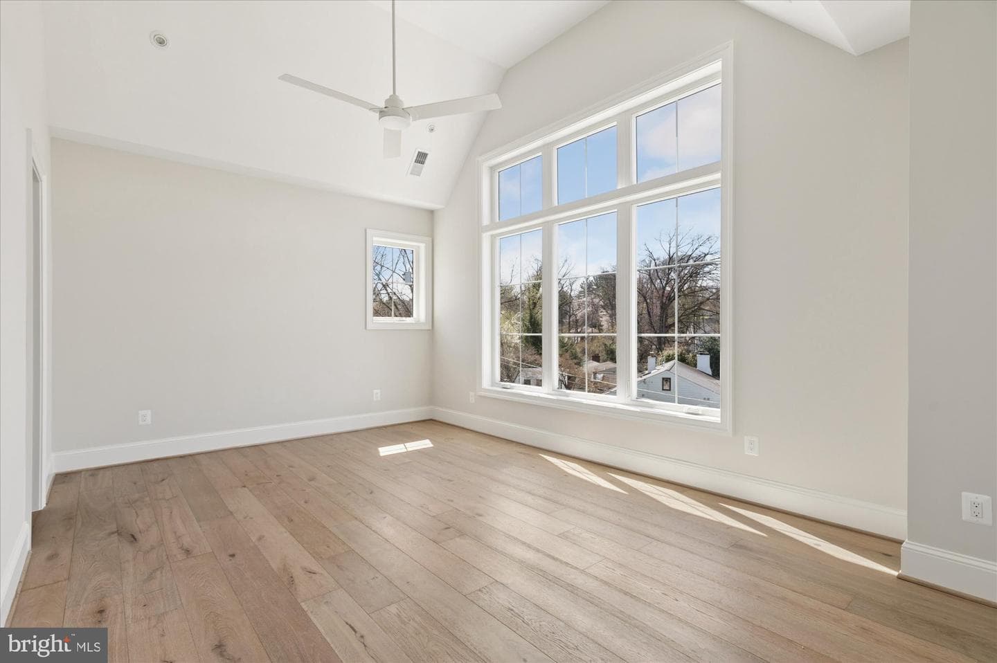 2400 N Lincoln Street photo 47