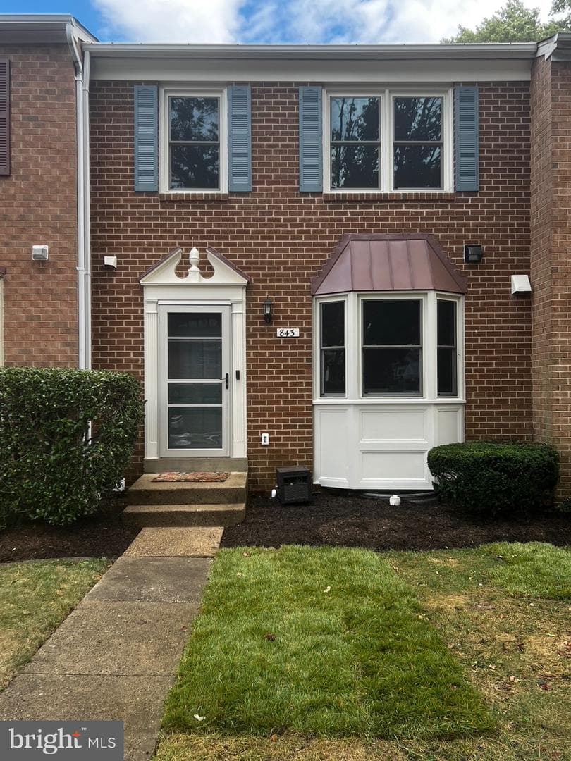 843 N Greenbrier Street photo 6