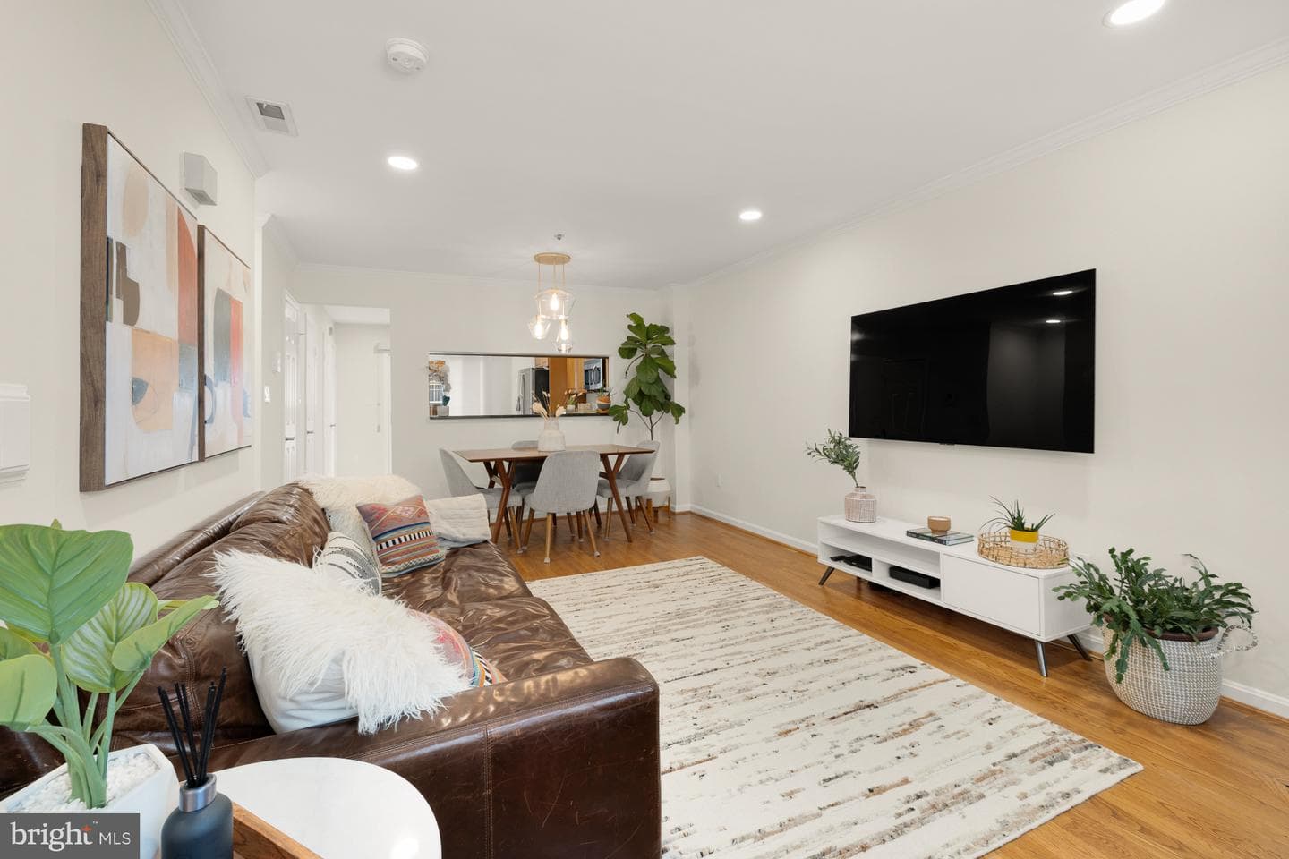 3034 S Glebe Road photo 2