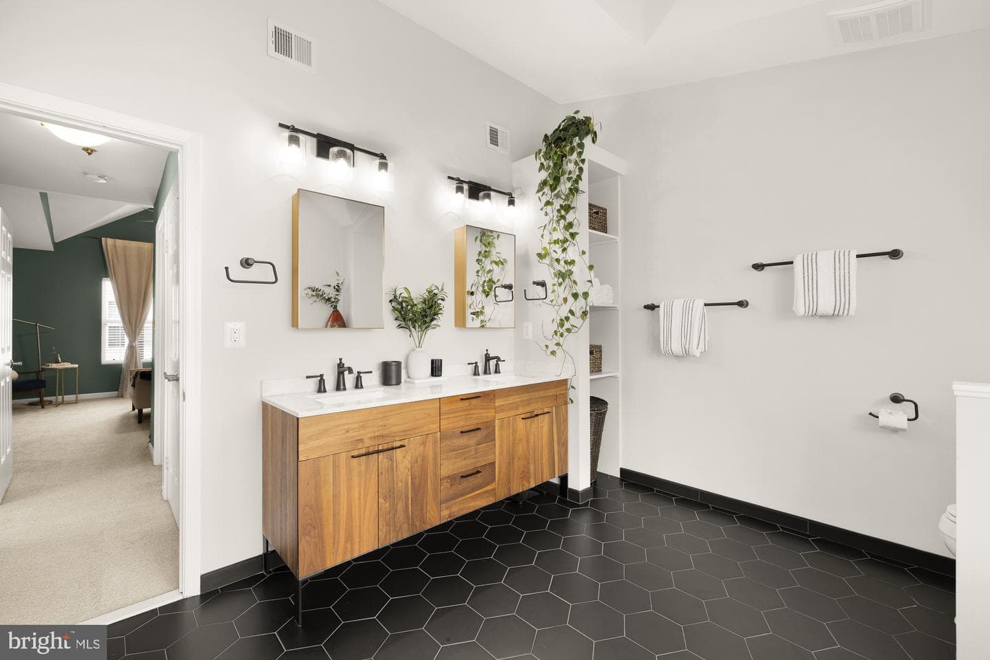 3034 S Glebe Road photo 22