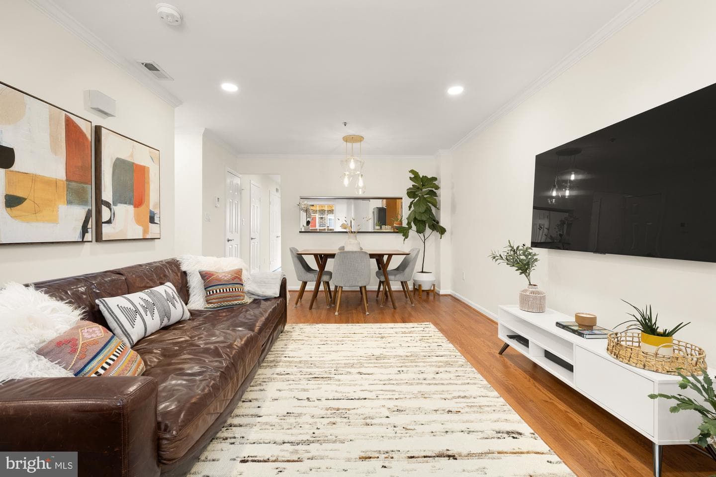 3034 S Glebe Road photo 3