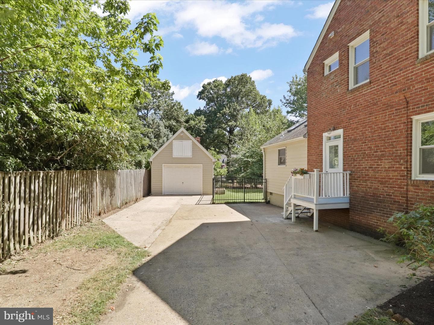 2323 N Burlington Street photo 32