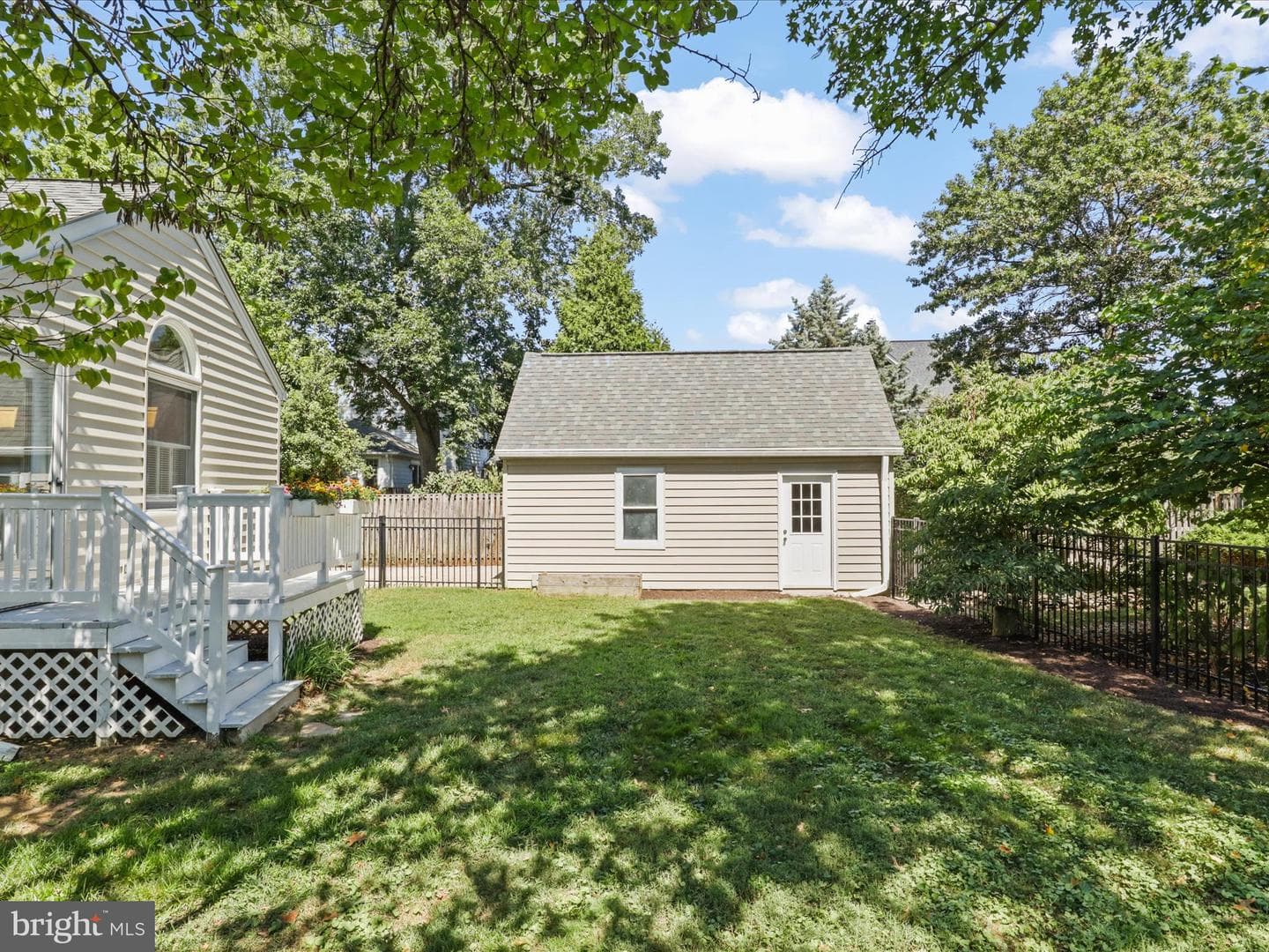 2323 N Burlington Street photo 37