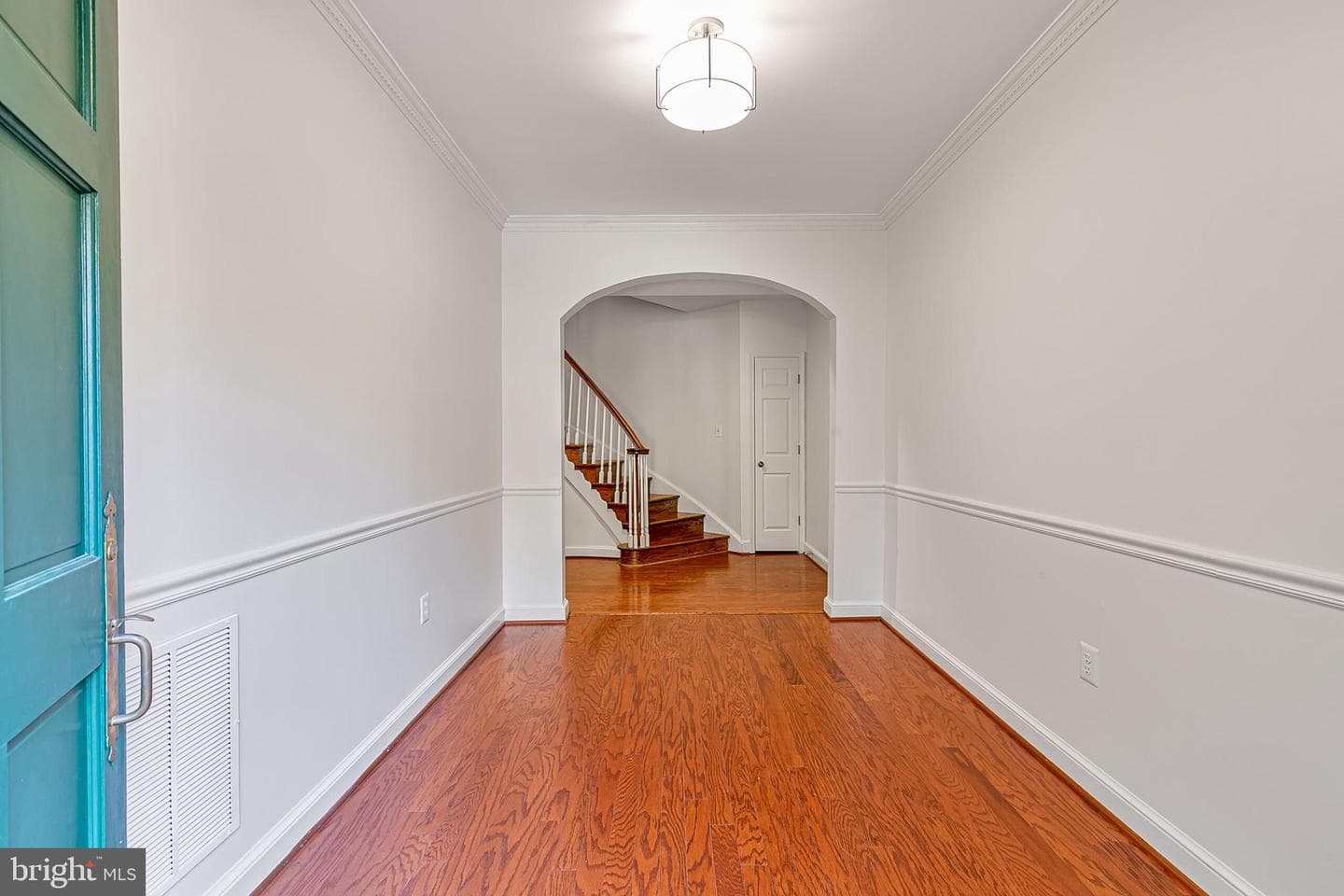 2424 S Queen Street photo 4