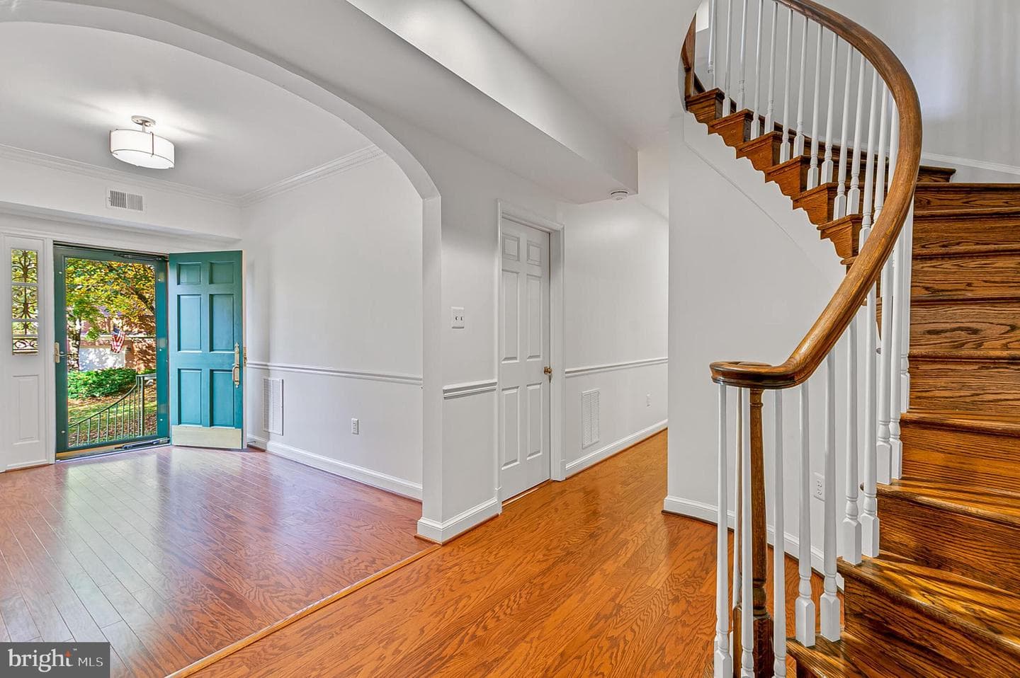 2424 S Queen Street photo 5