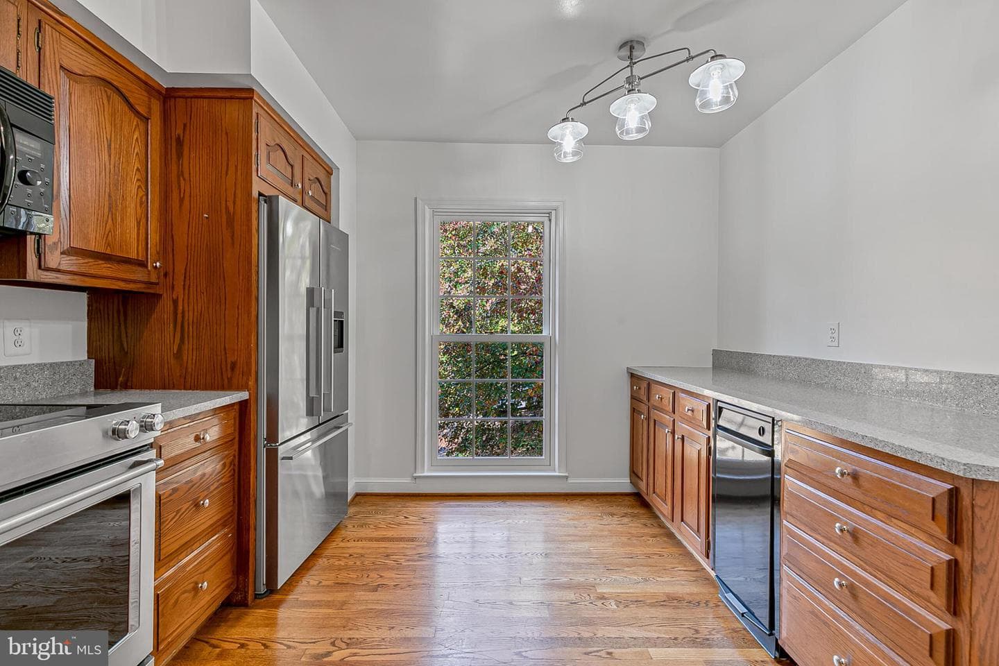 2424 S Queen Street photo 8