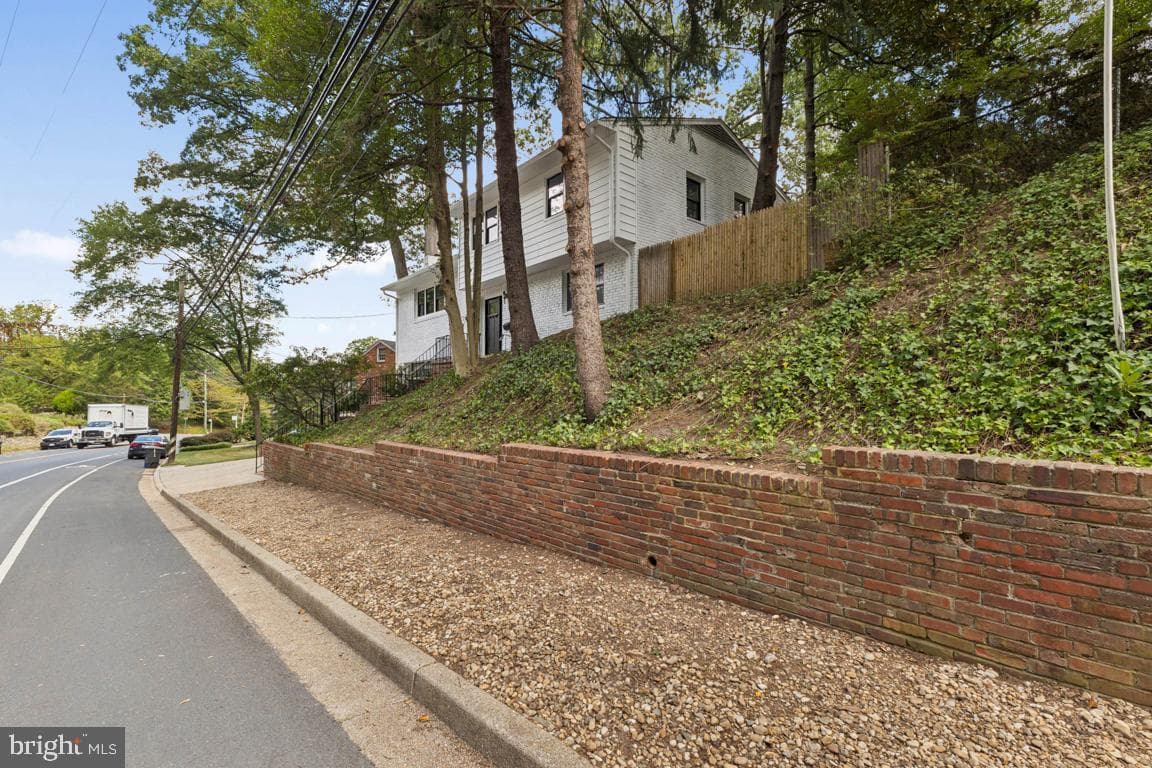 3209 Military Road photo 3