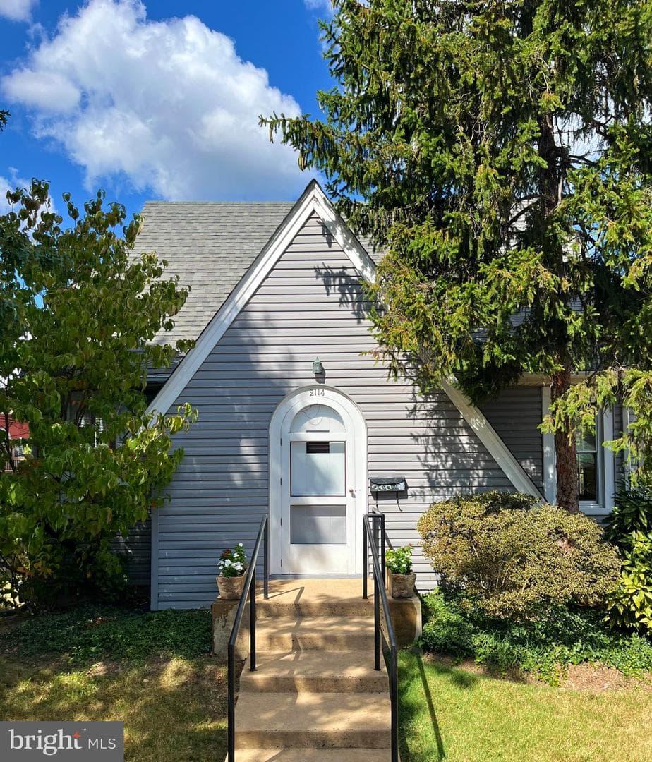 2114 N Oakland Street photo 1