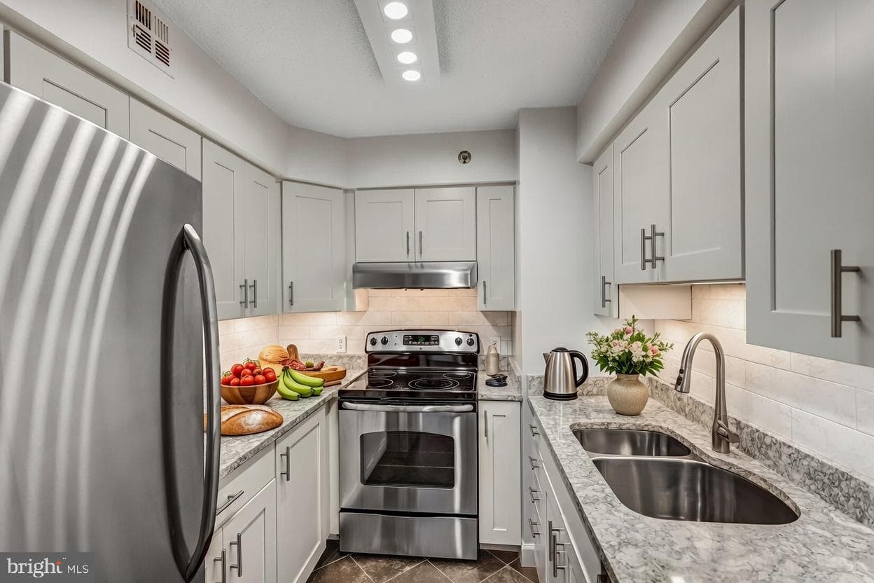 1301 N Courthouse Road #705 photo 2