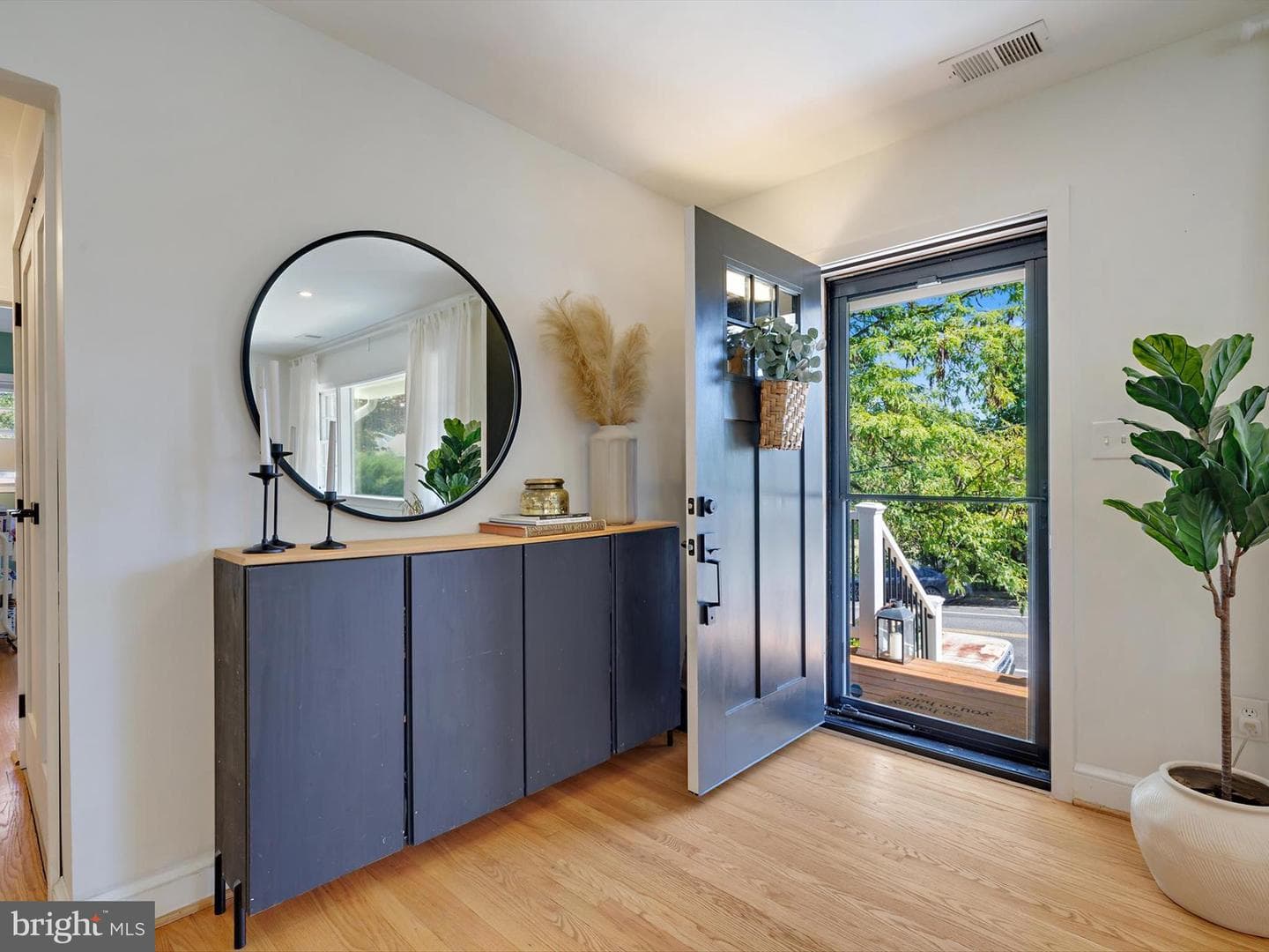2040 N Woodstock Street photo 4