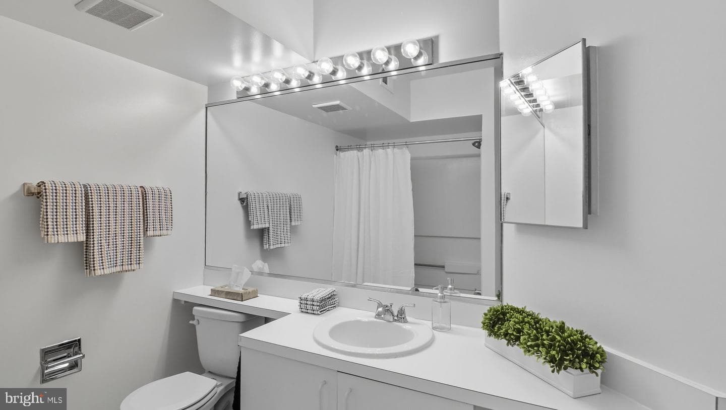1029 N Stuart Street #204 photo 10