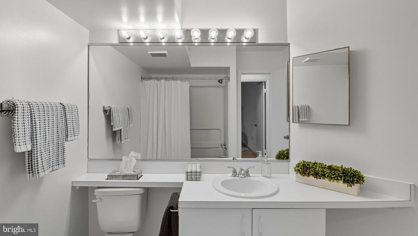 1029 N Stuart Street #204 photo 11