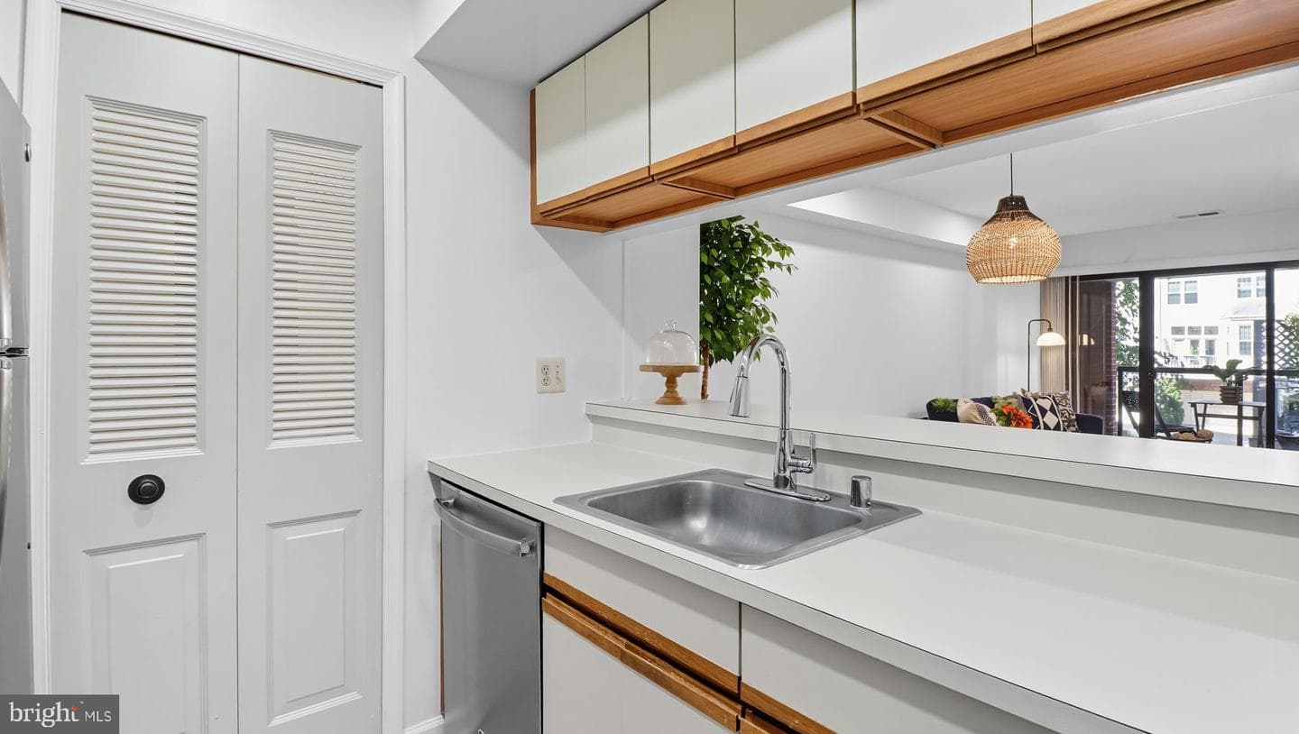 1029 N Stuart Street #204 photo 14