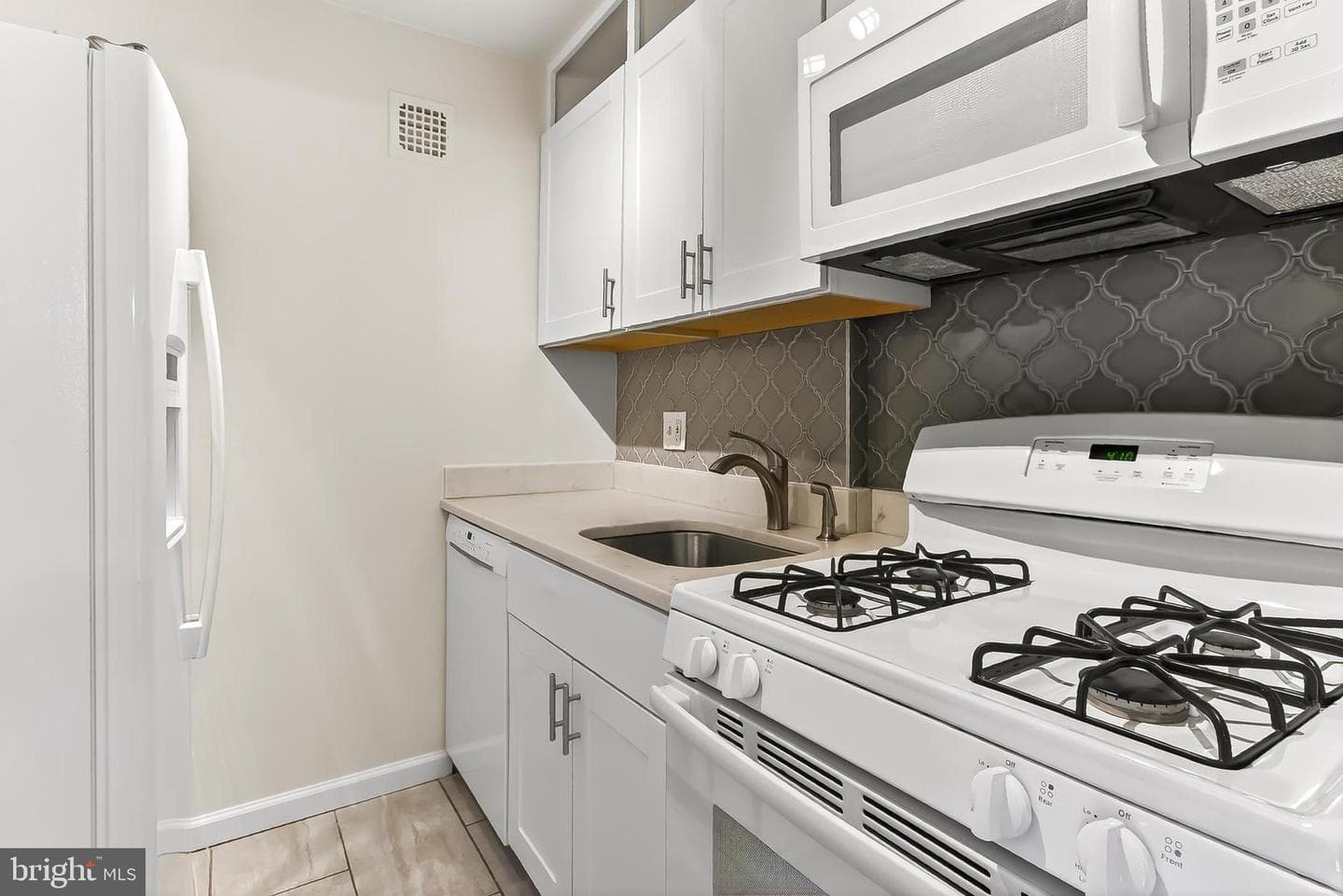 1931 N Cleveland Street #409 photo 14