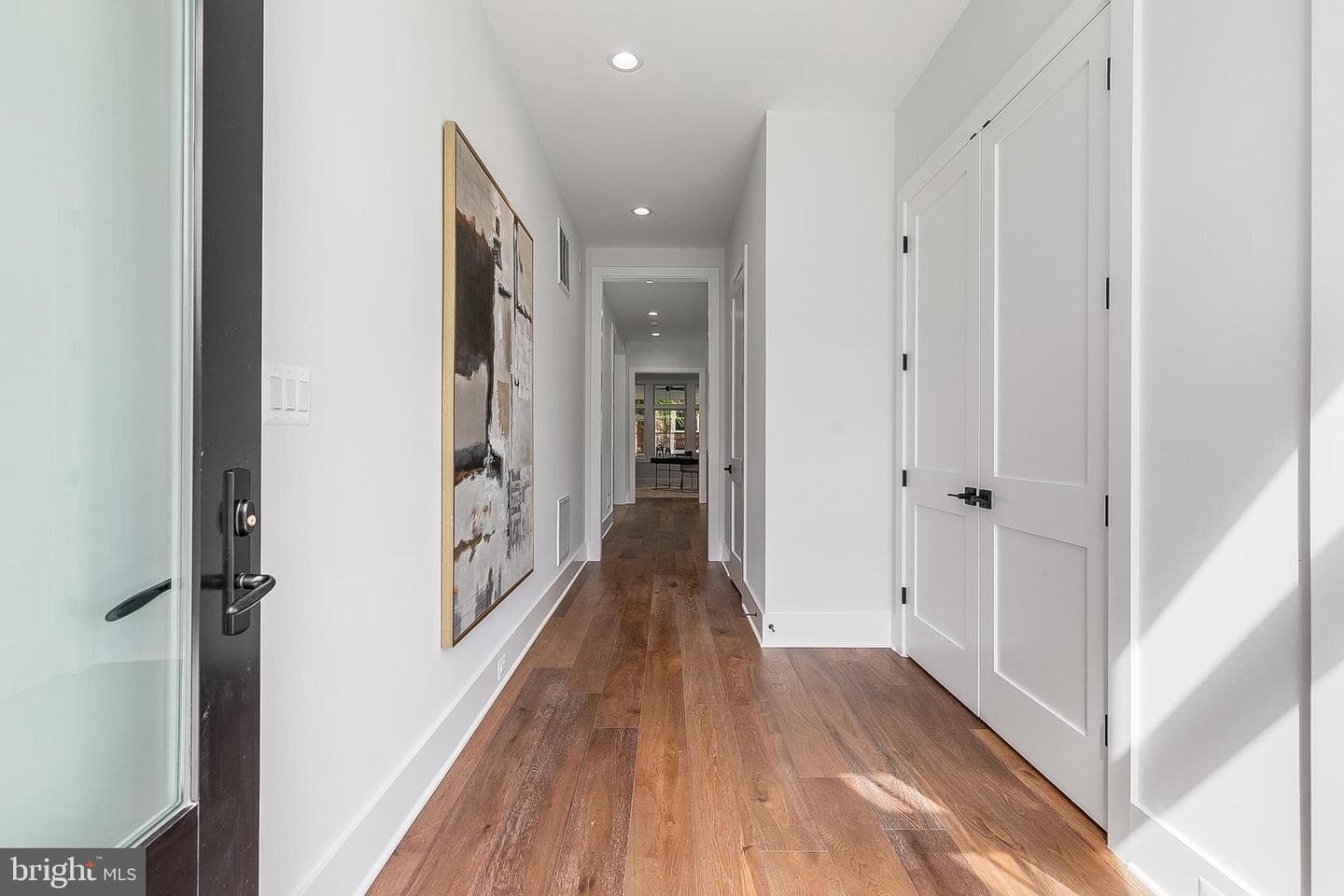 4777 26 Street N photo 3