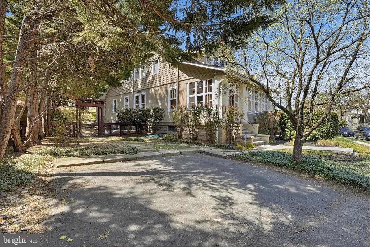 1526 N Edgewood Street photo 2