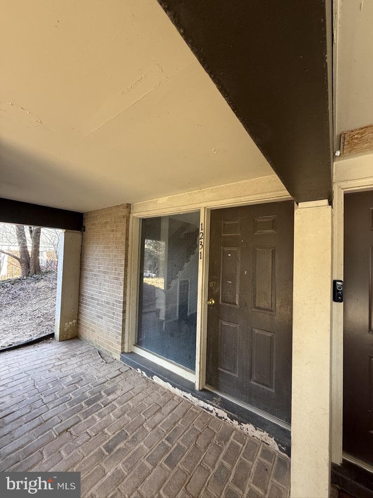 1231 N Quinn Street photo 4