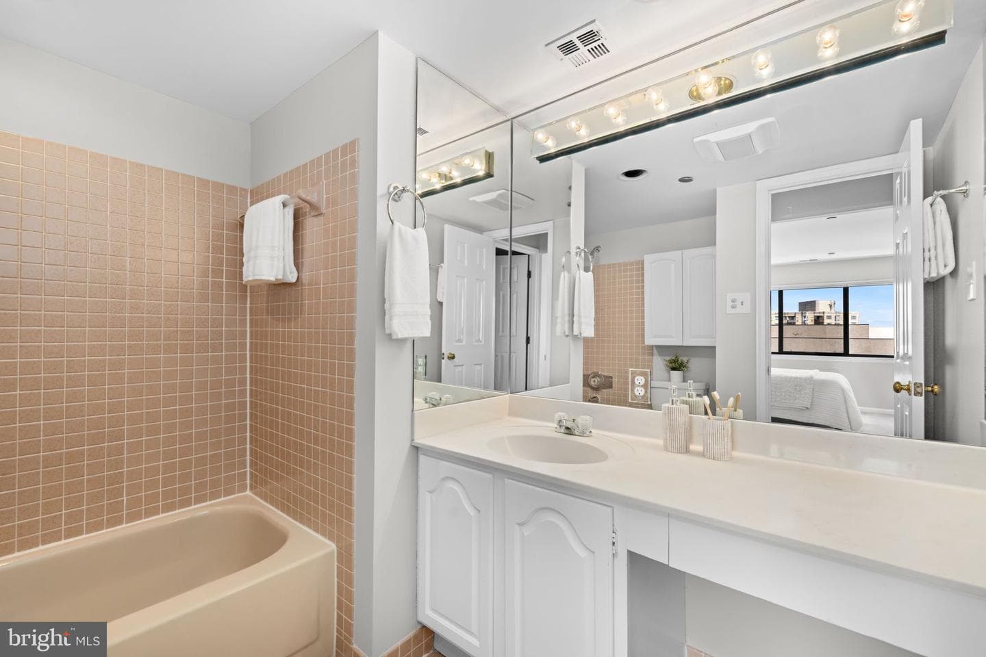 1301 N Courthouse Road #1805 photo 27
