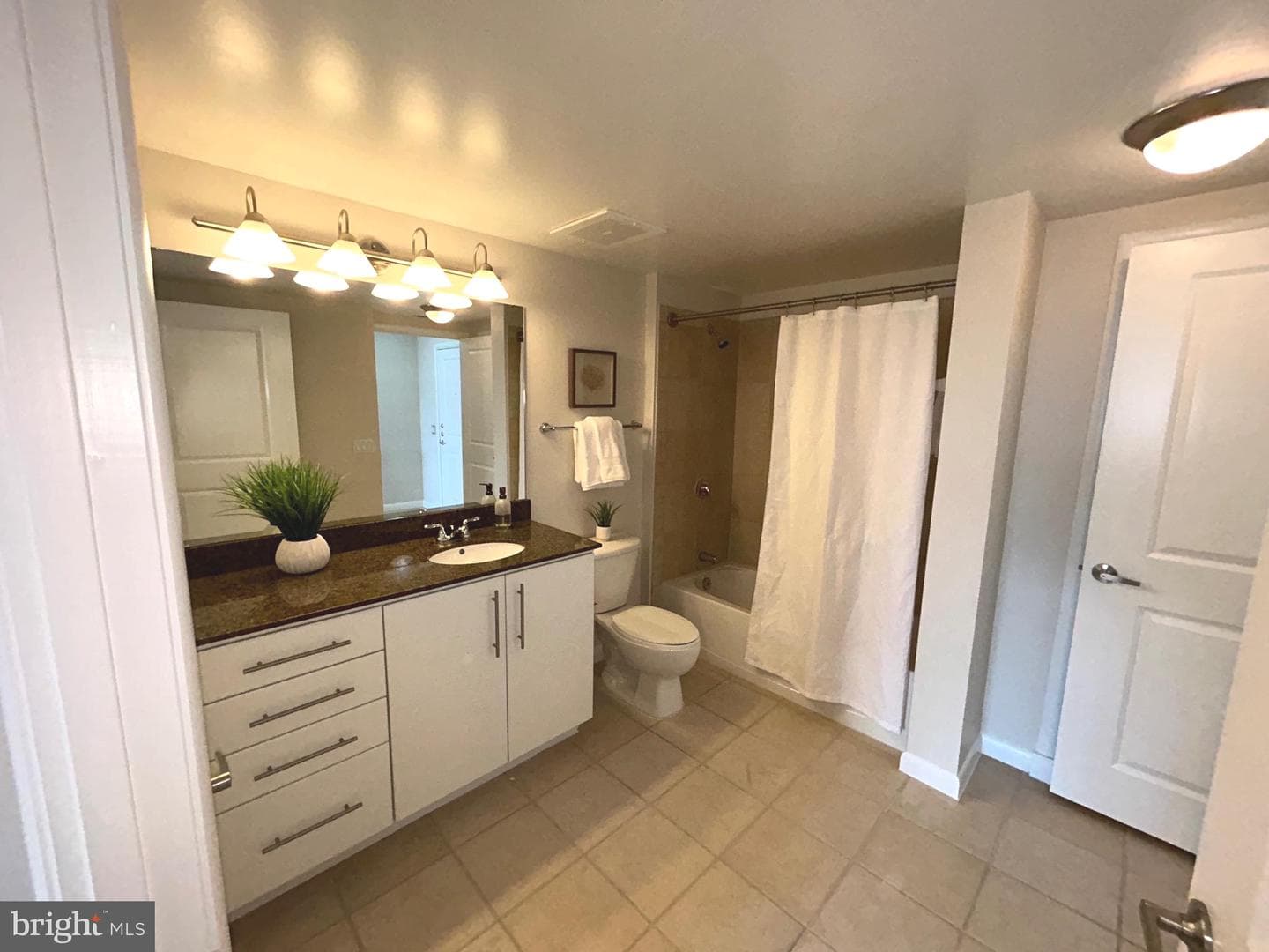 1021 N Garfield Street #812 photo 17