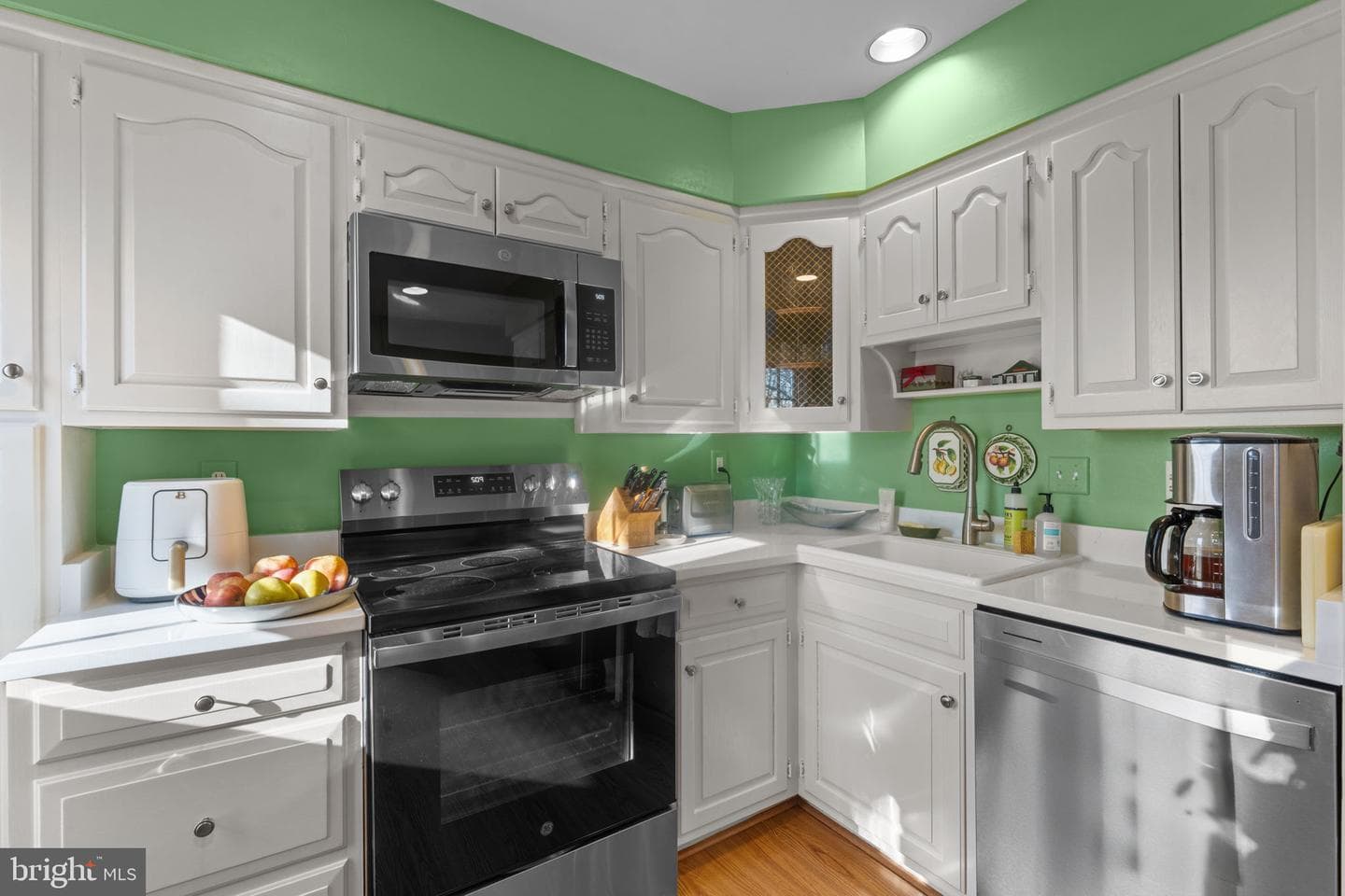 2407 S Queen Street photo 33