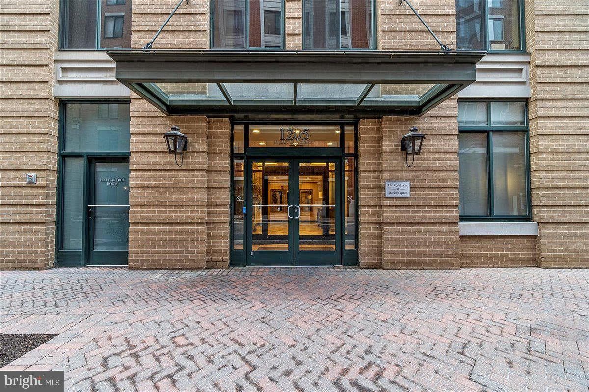 1205 N Garfield Street #ph4 photo 2