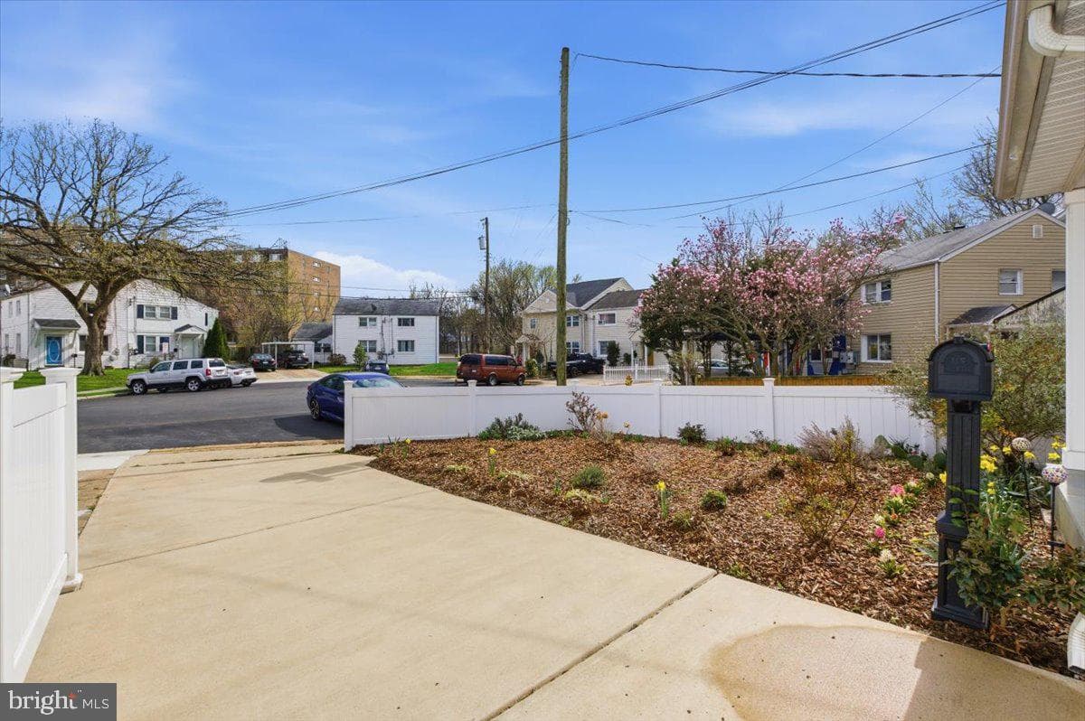 858 S Harrison Street photo 5
