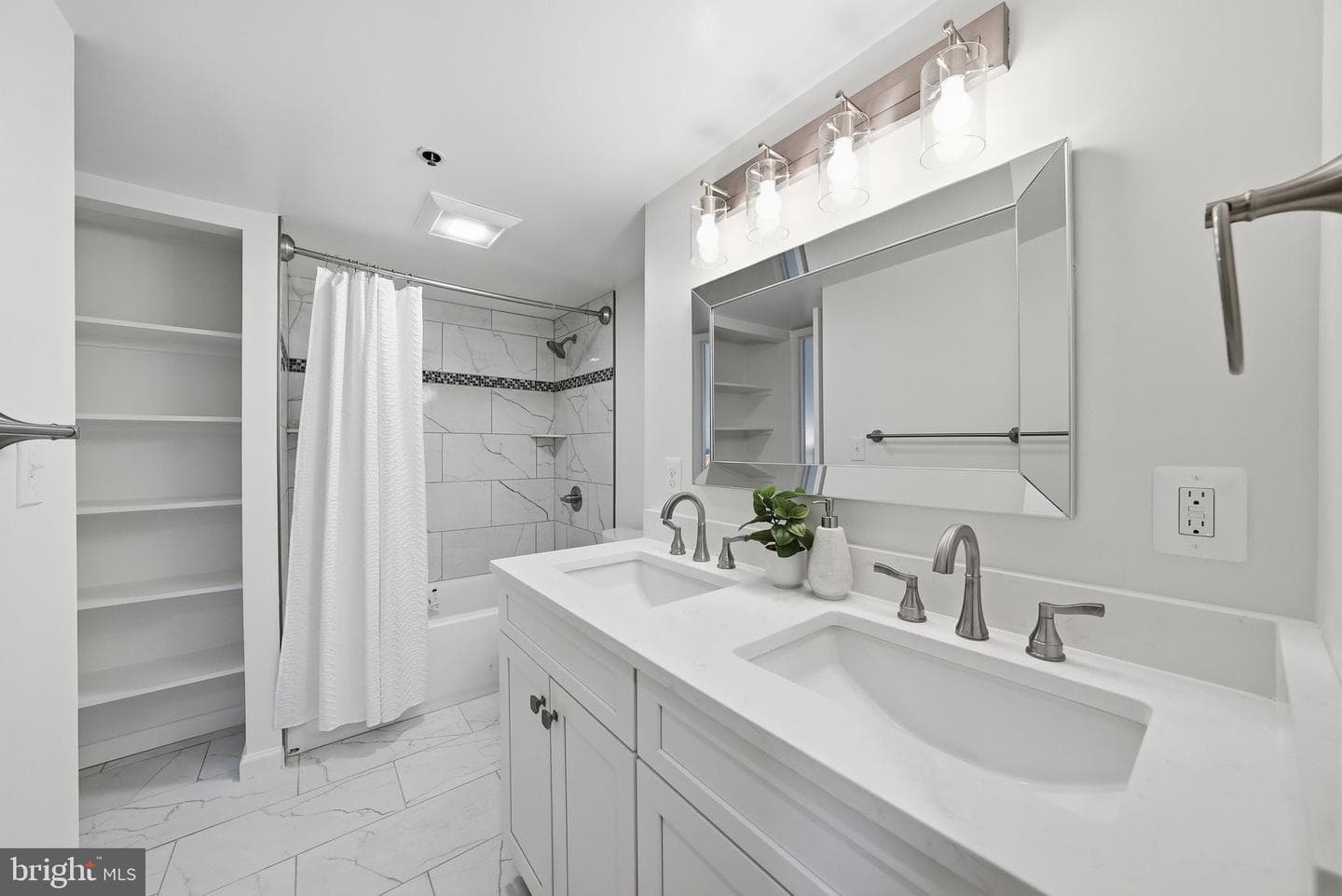 1600 N Oak Street #906 photo 17