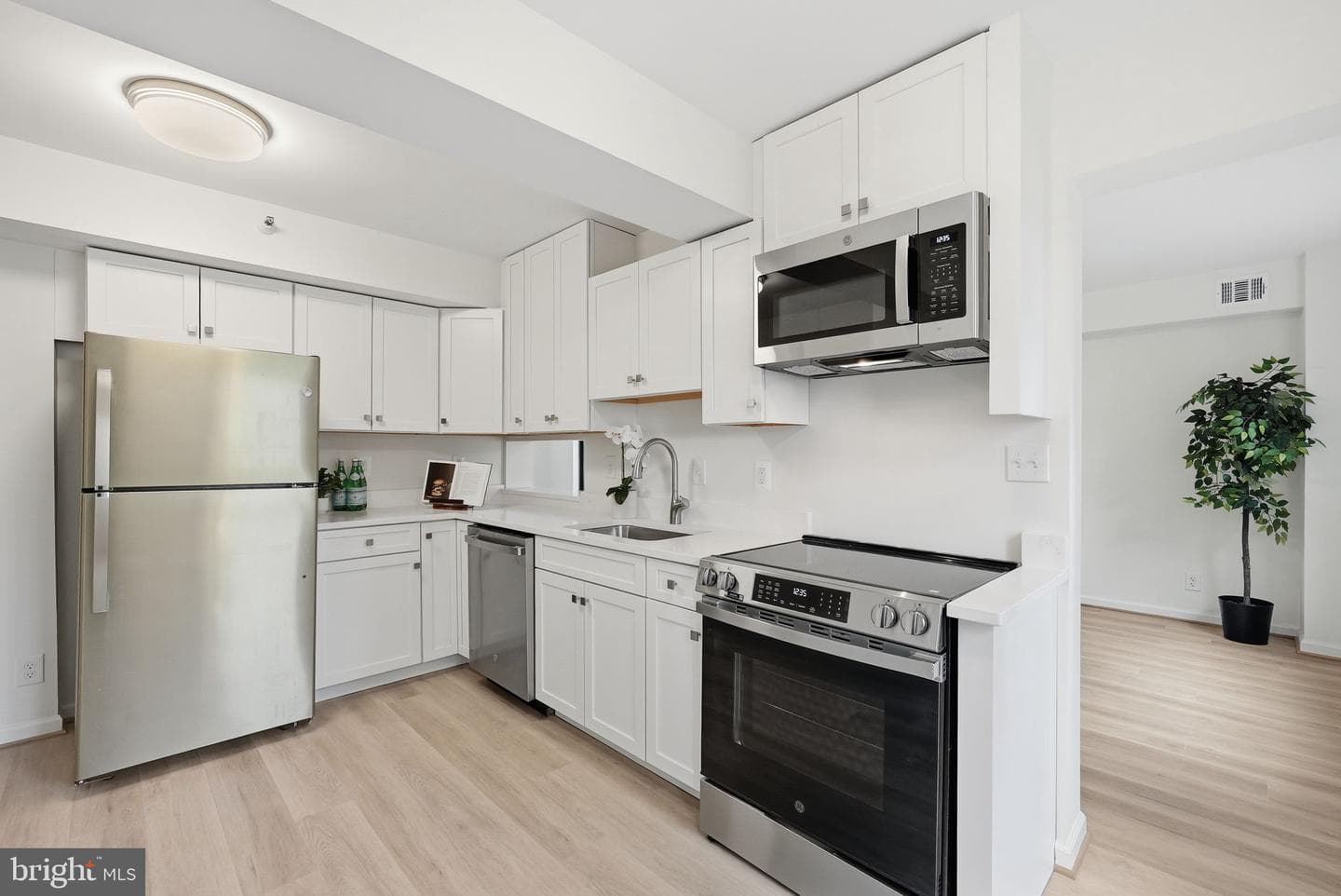 1600 N Oak Street #906 photo 9