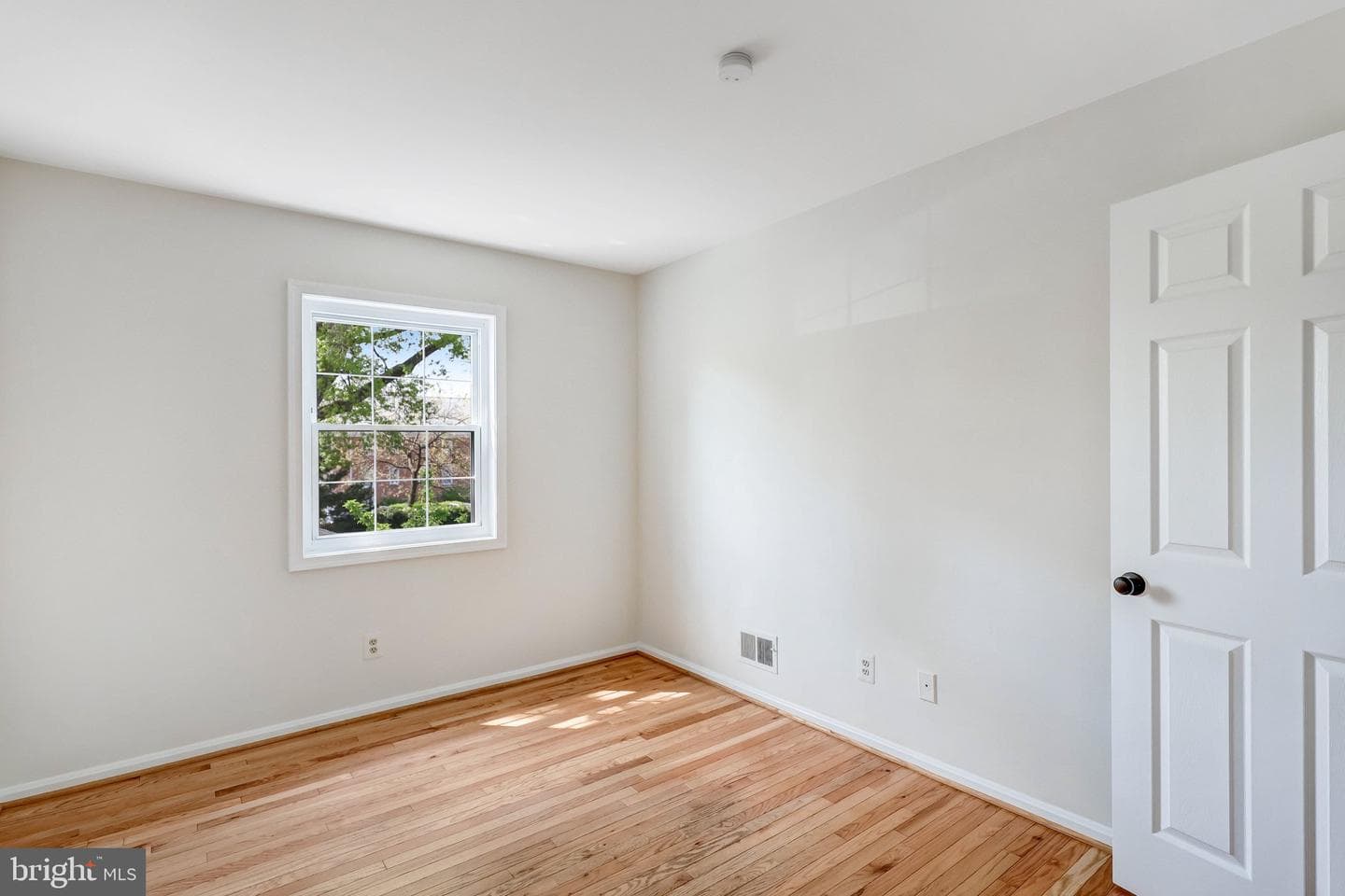 636 S Barton Street photo 28